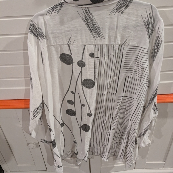 Black and white blouse - Picture 2 of 2